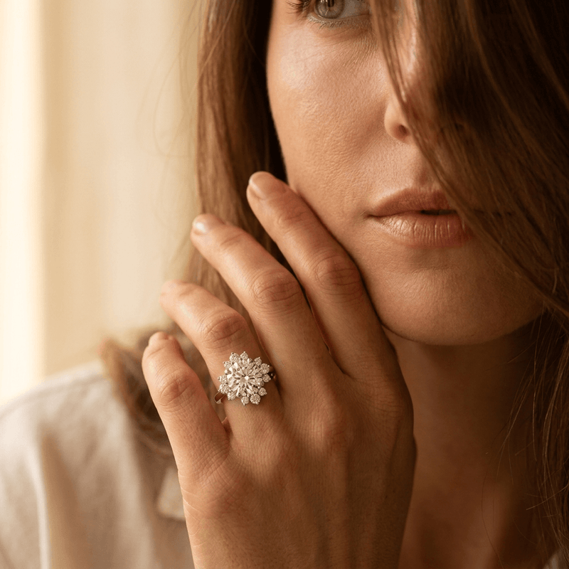 Exquisite Vintage Starburst Synthetic Zirconia Ring